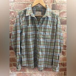 Royal Robbins button-up shirt features a plaid pattern, chest pockets Medium